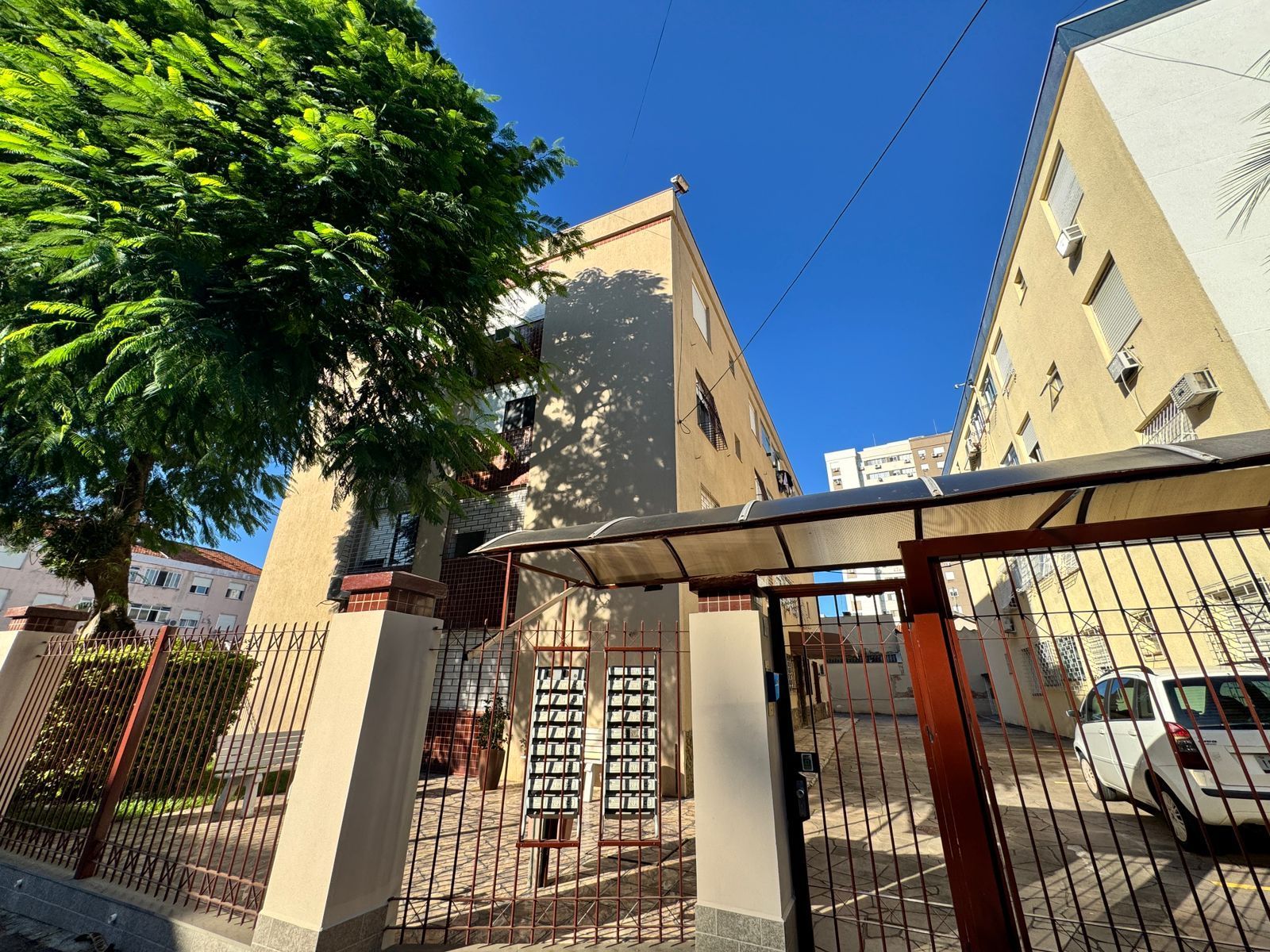 Apartamento com 58m², 2 dormitórios no bairro Passo da Areia em Porto Alegre para Comprar