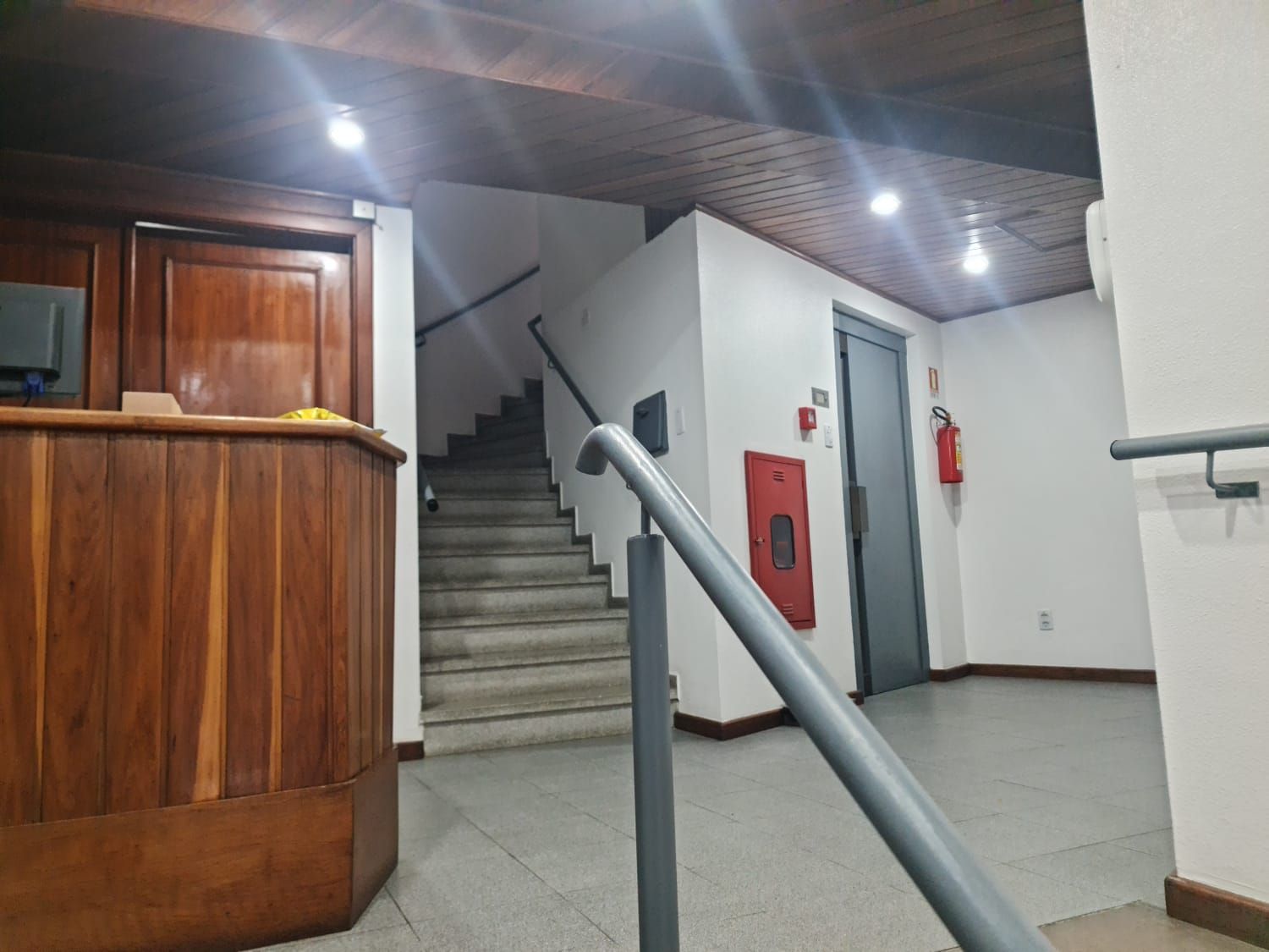 Sala comercial de frente no coração do bairro petrópolis — foto 3