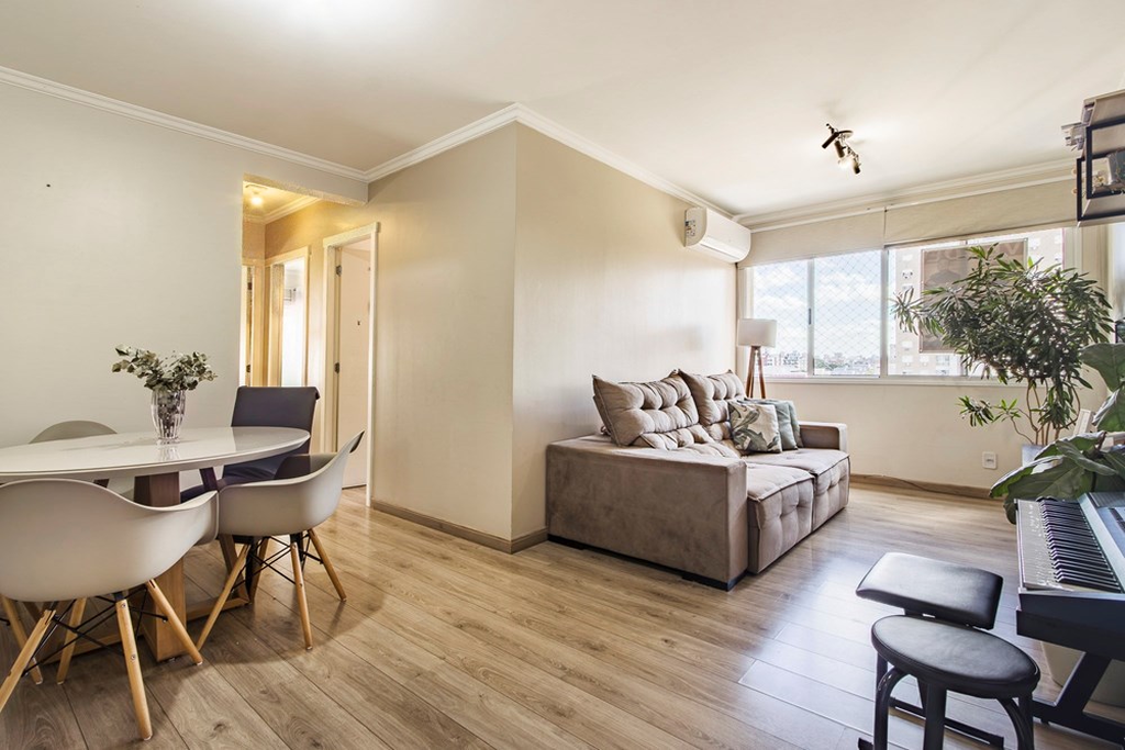 Apartamento à venda com 69m², 3 quartos, 1 suíte, 1 vaga no bairro Vila Ipiranga em Porto Alegre