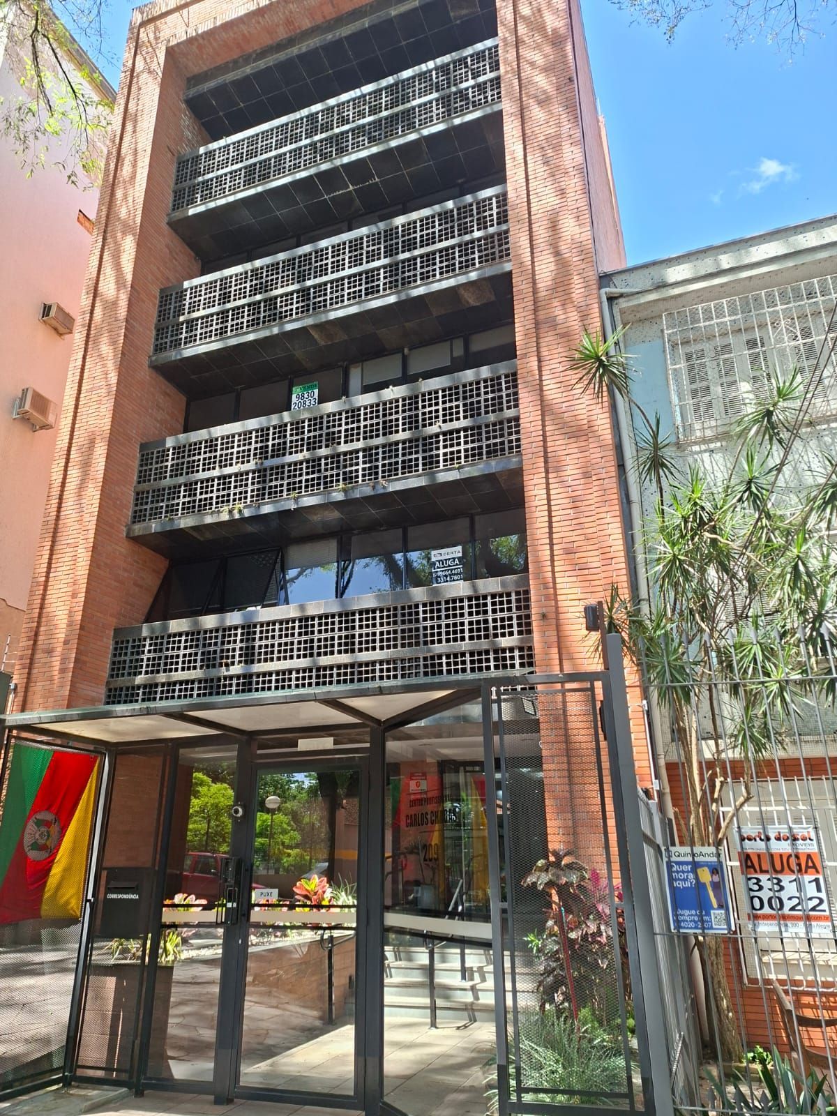 Sala com 41,14 me com uma vaga escriturada e coberta