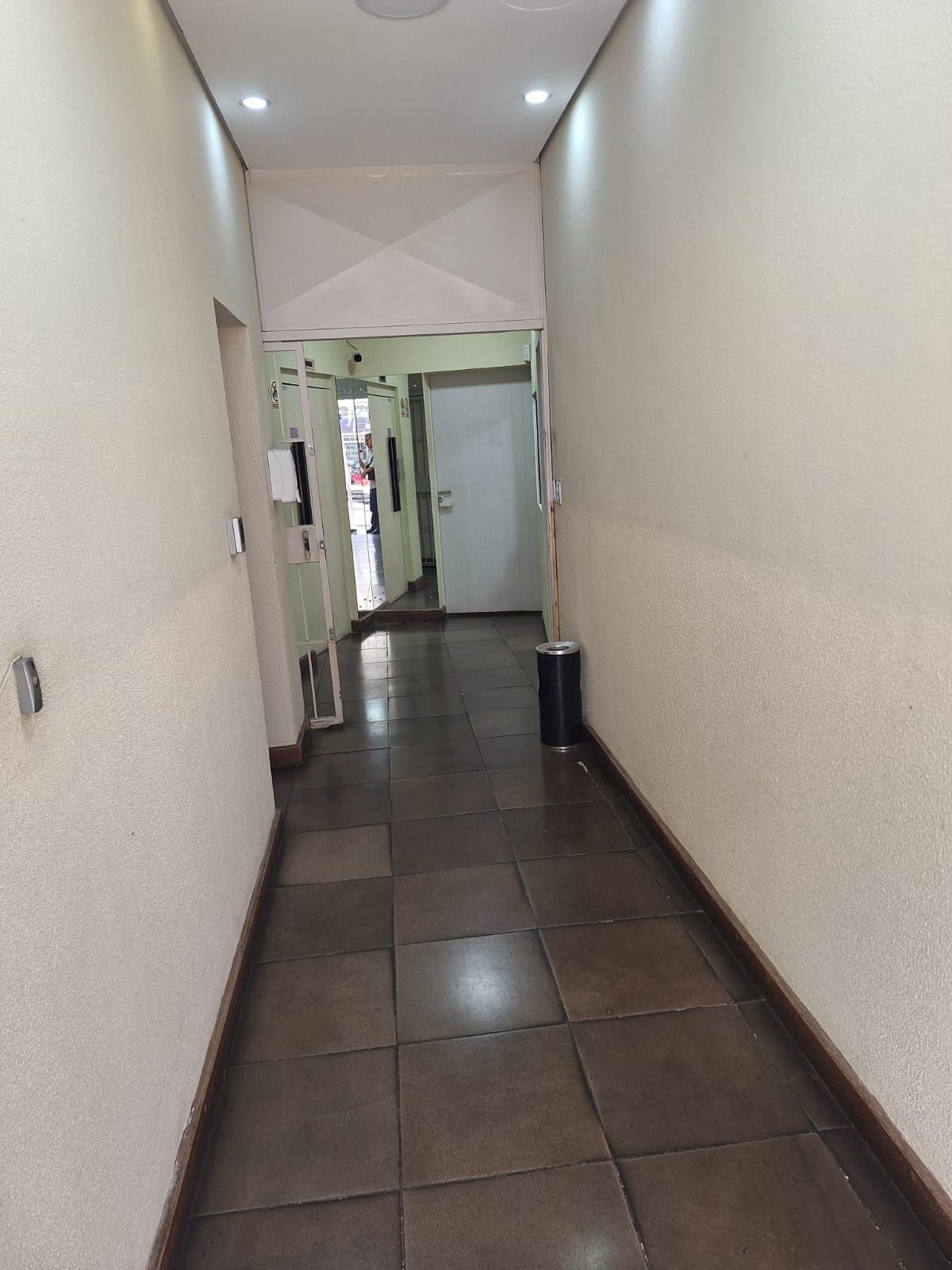 corredor de entrada p-elevador