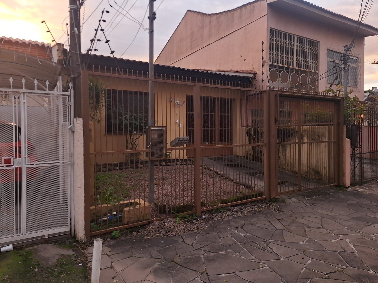 Casa com 104 m2, c/2 dorms., depend. empreg com banh. vaga 2 carros, canil, Bairro Partenon