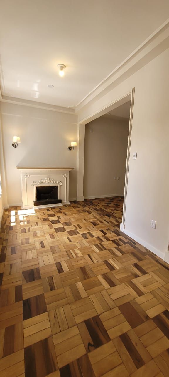 Venda apartamento totalmente reformado, 3 dormitórios living amplo, ótima iluminação, lareira ecológica, centro histórico