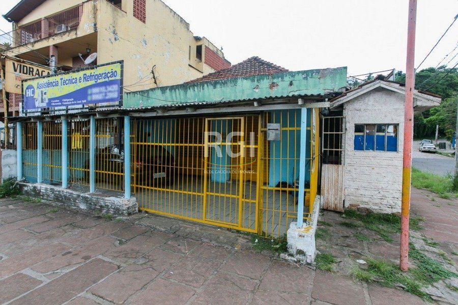 Casa Comercial, 3 dormitórios no bairro Partenon em Porto Alegre para Comprar