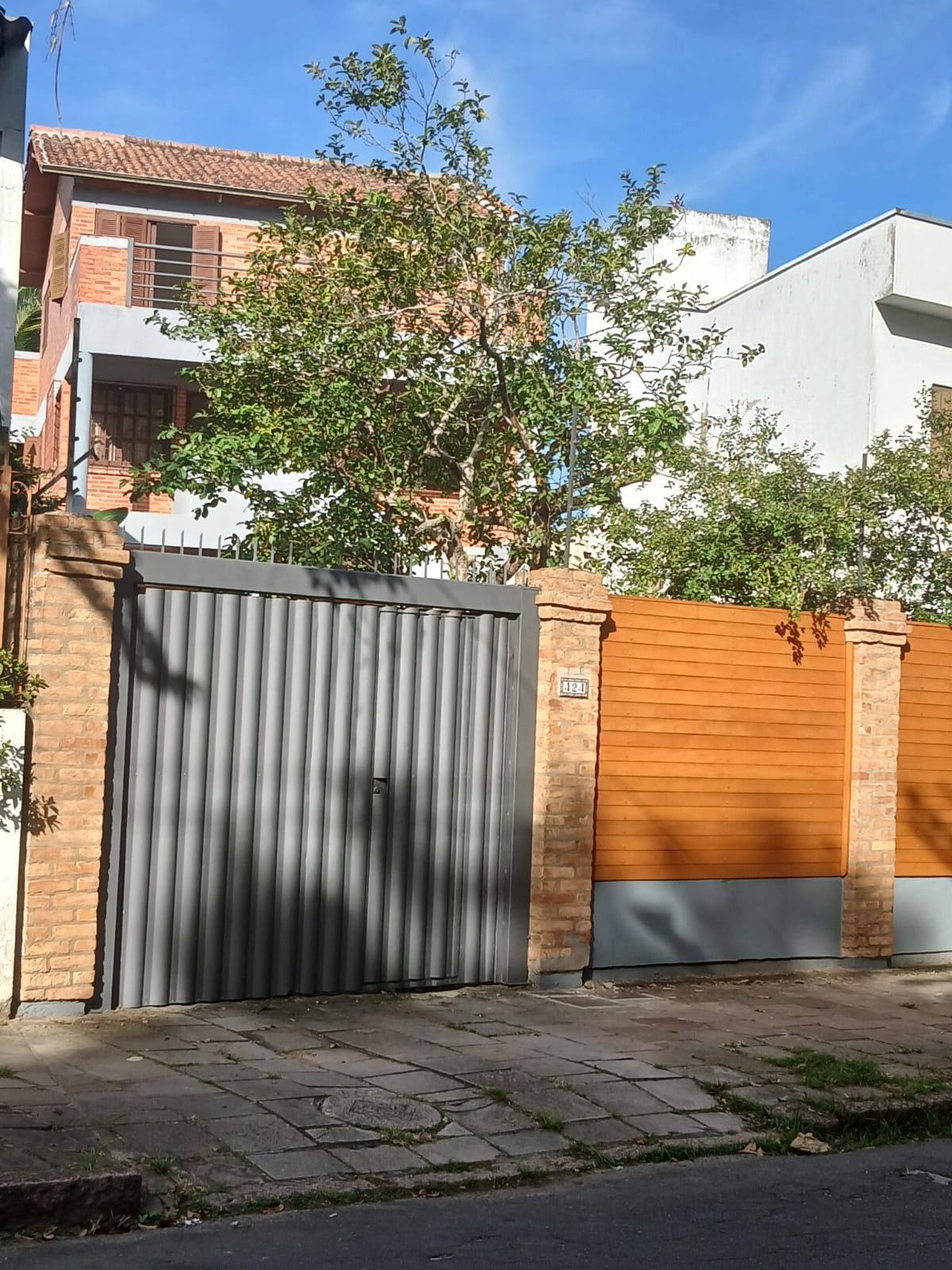 Casa à venda com 237m², 3 quartos, 1 suíte, 3 vagas no bairro Petrópolis em Porto Alegre