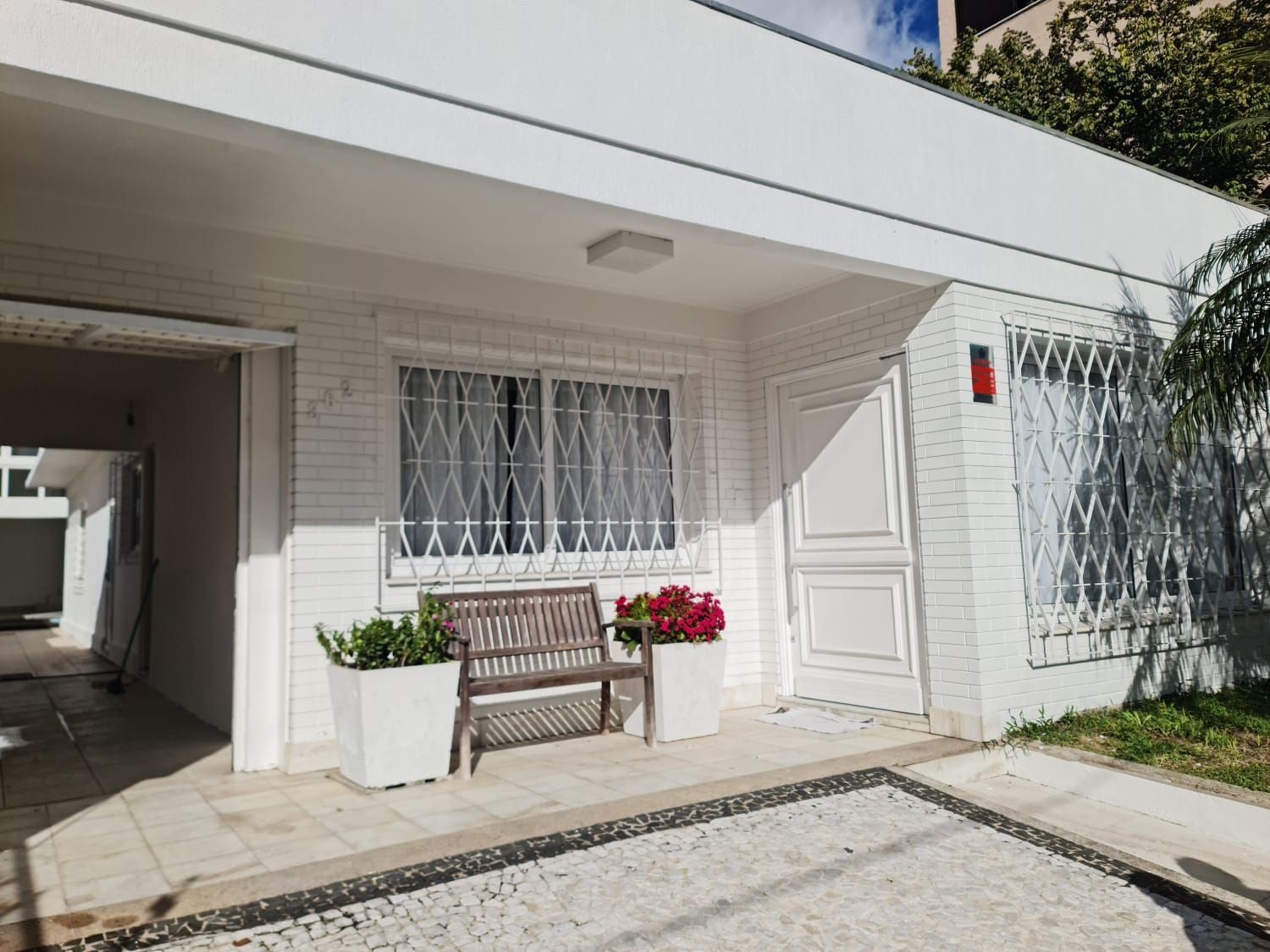 Linda casa com 5 dorm sendo 4 suites, 2 churrasqueiras e piscina