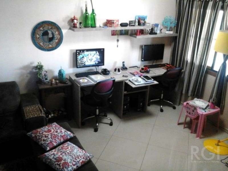 Sobrado à venda com 106m², 2 quartos, 1 suíte, 3 vagas no bairro Hípica em Porto Alegre