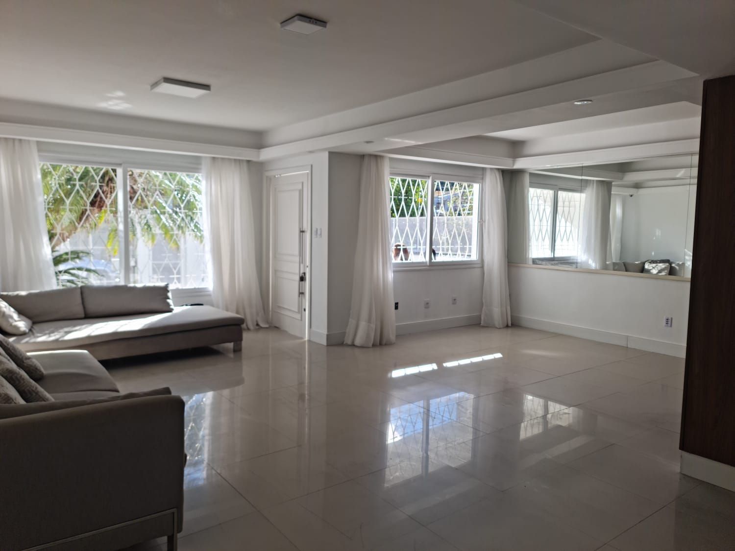 Linda casa com 5 dorm sendo 4 suites, 2 churrasqueiras e piscina
