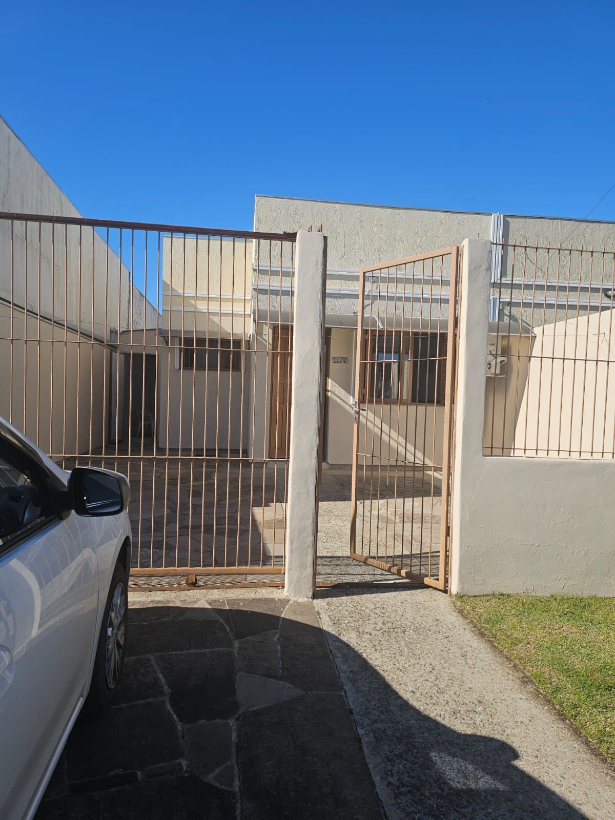Casa à venda com 2 quartos, 69m² - Foto 1