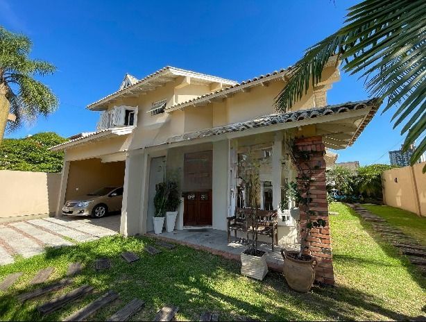 Casa à venda com 3 quartos, 362m² - Foto 1