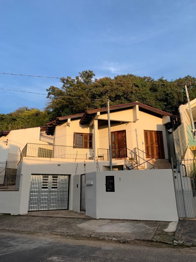 Casa à venda com 3 quartos, 161m² - Foto 1