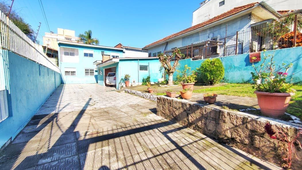 Casa com 170m², 3 dorm. no bairro Jardim Itu Sabará em Porto Alegre