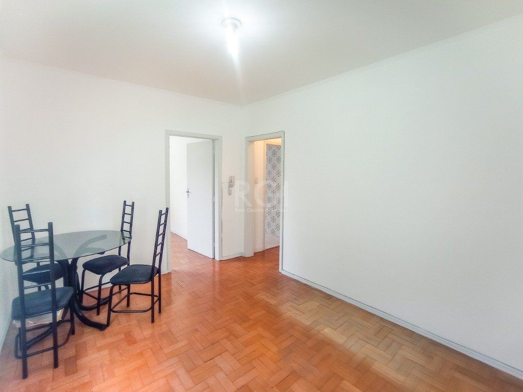 Apartamento com 01 dormitório, 01 estacionamento rotativo.