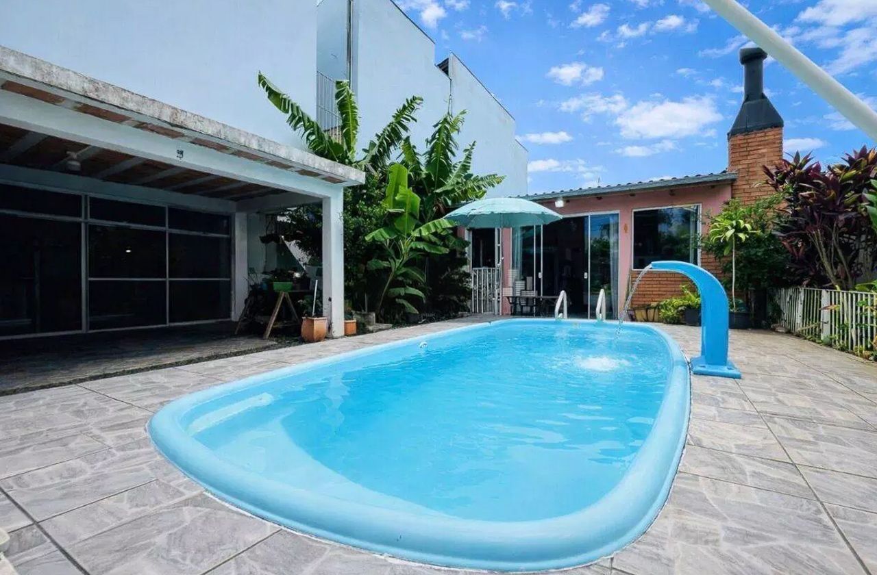 Casa com churrasqueira / Piscina