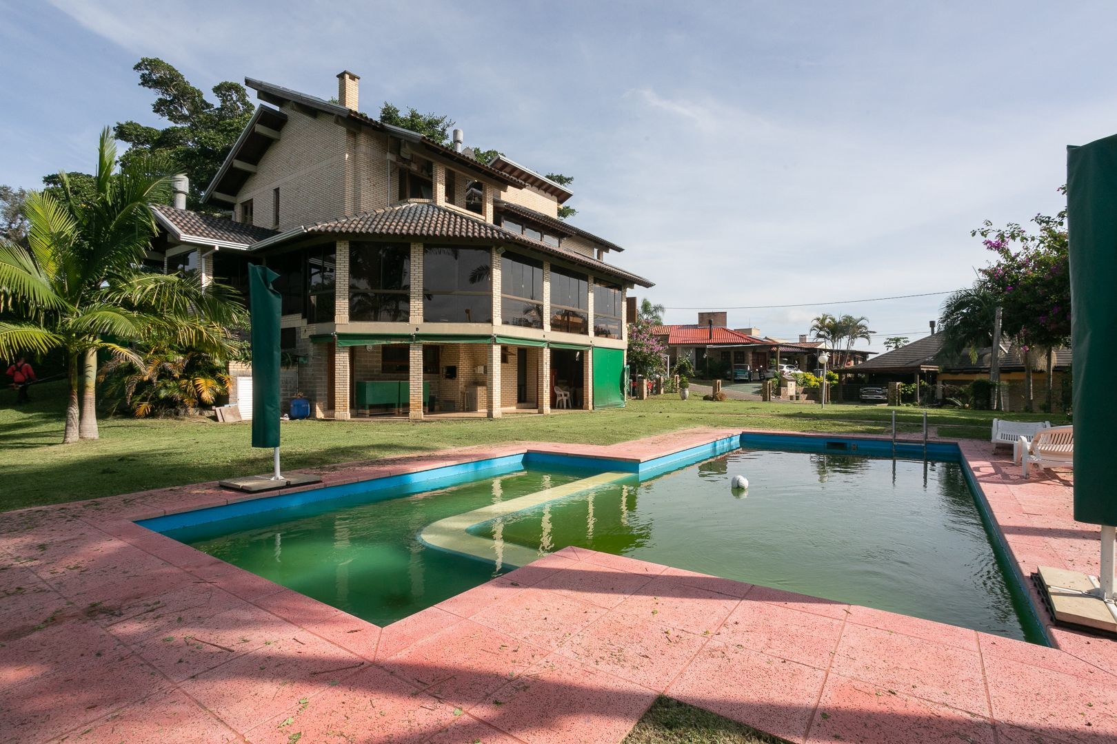 Casa mobiliada em condomínio