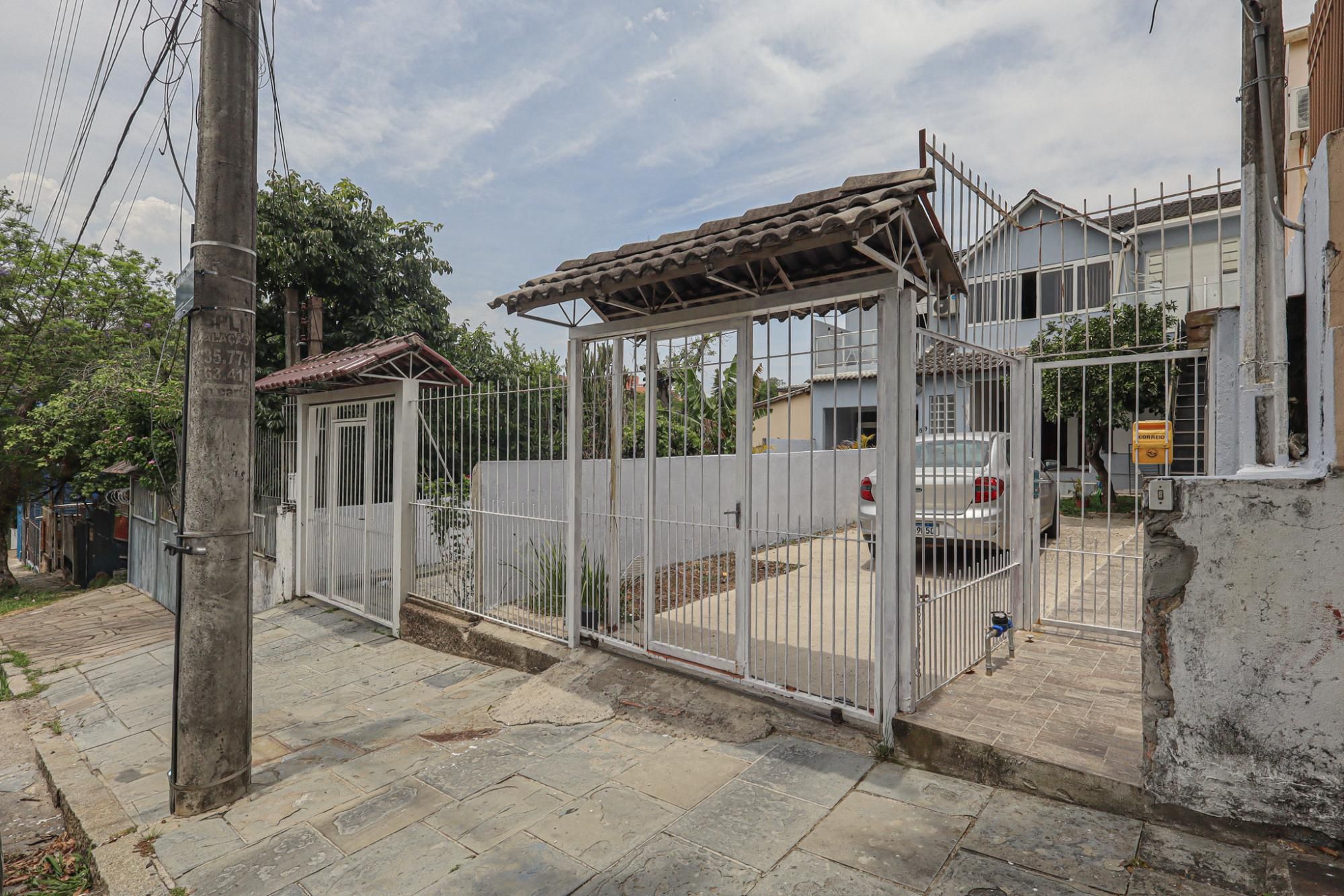 Casa semi mobiliada, 4 dormitórios no Bairro Jardim Sabará