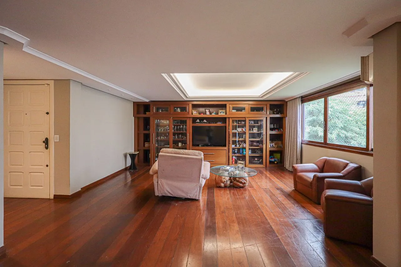 Apartamento cobertura de 03 dormitórios com opção de 05, 03 garagens. Bairro Higienópolis