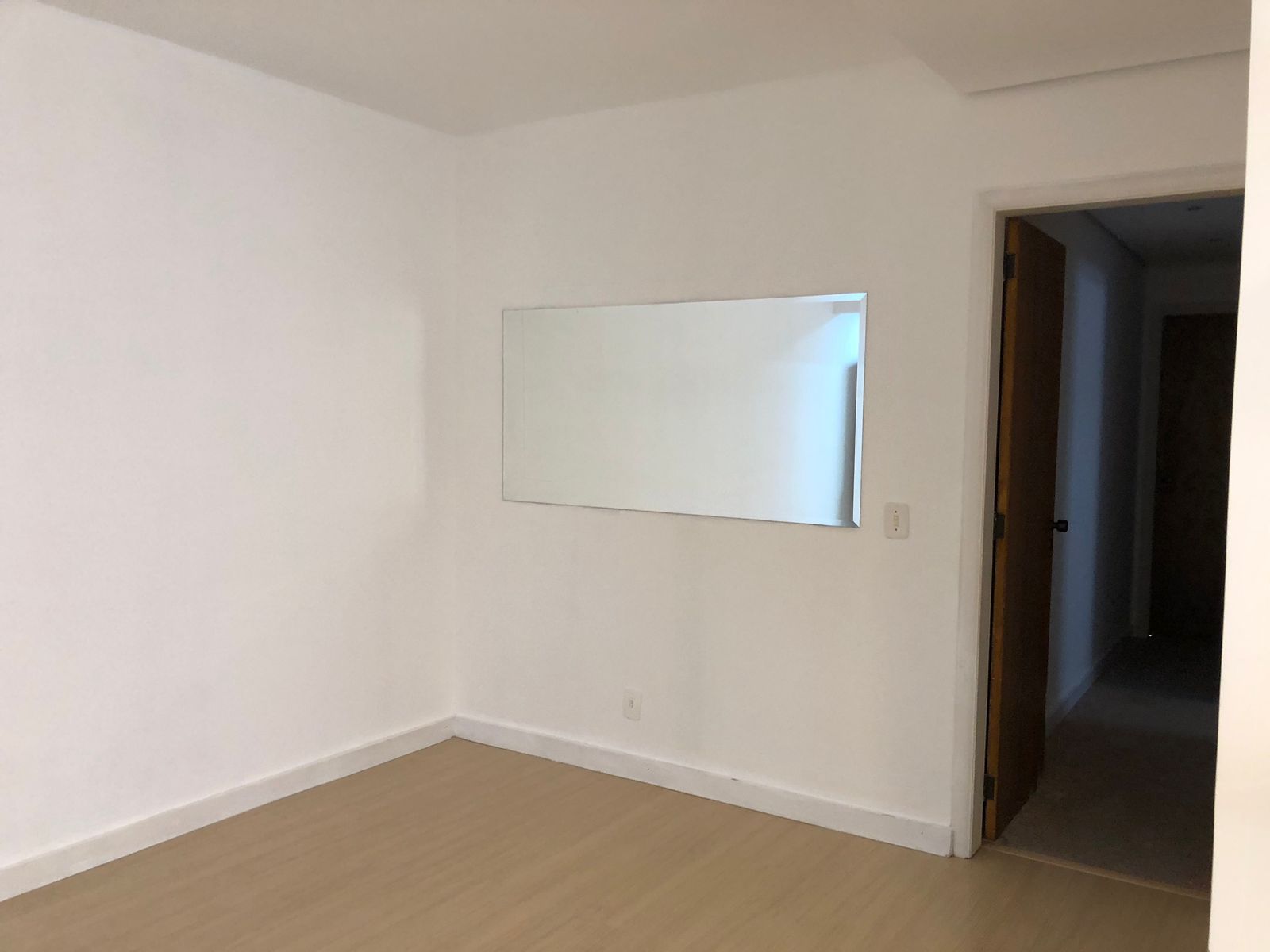 Vende ou aluga  no bairro Menino Deus, com garagem, apartamento de 03 dormitórios, suíte, living 02 ambientes, com sacada e churrasqueira