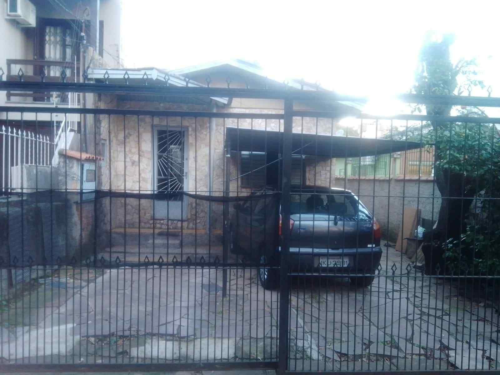terreno com casa pequena