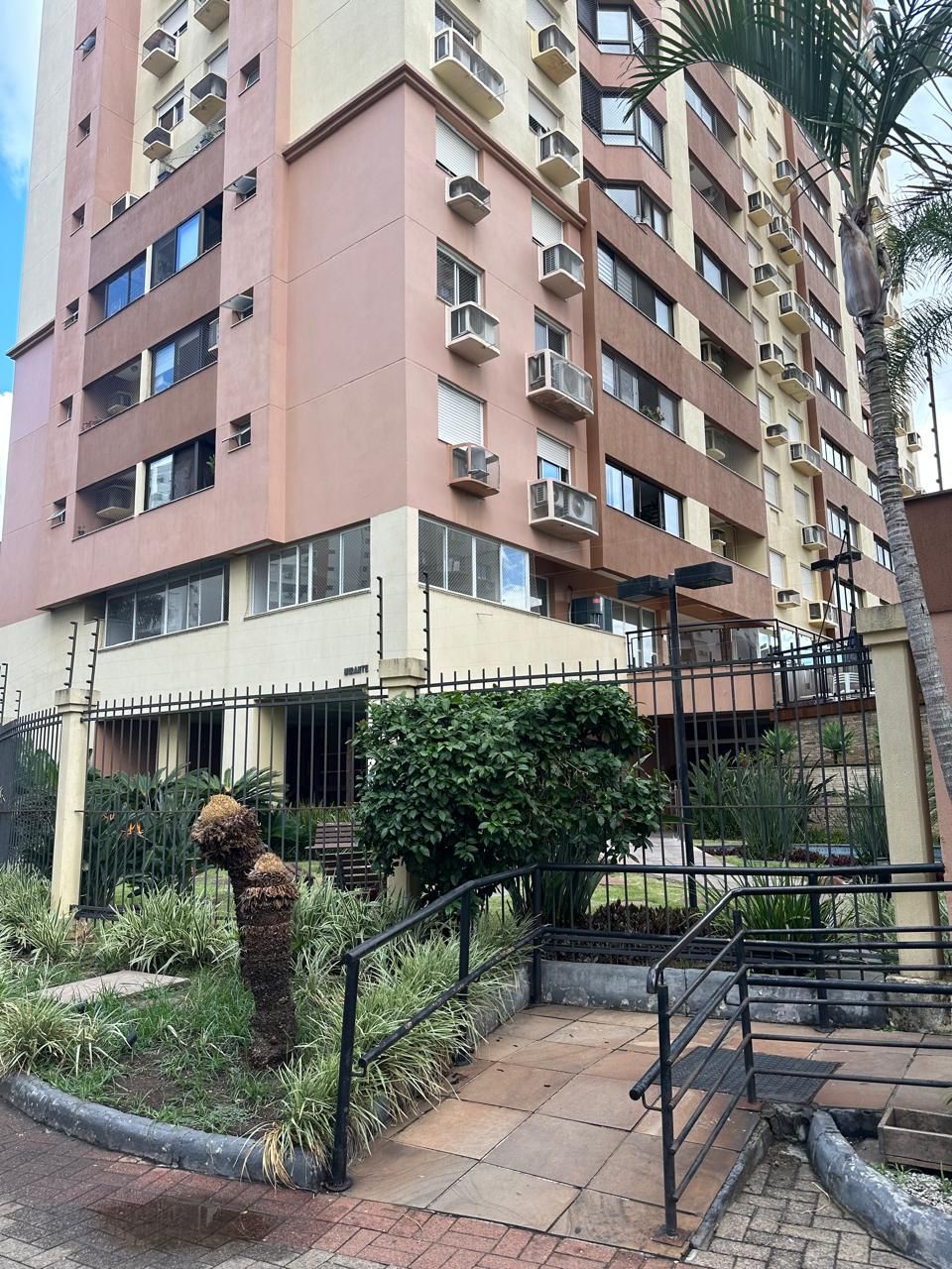 Apartamento com 8.989m², 3 dormitórios no bairro Vila Ipiranga em Porto Alegre para Comprar