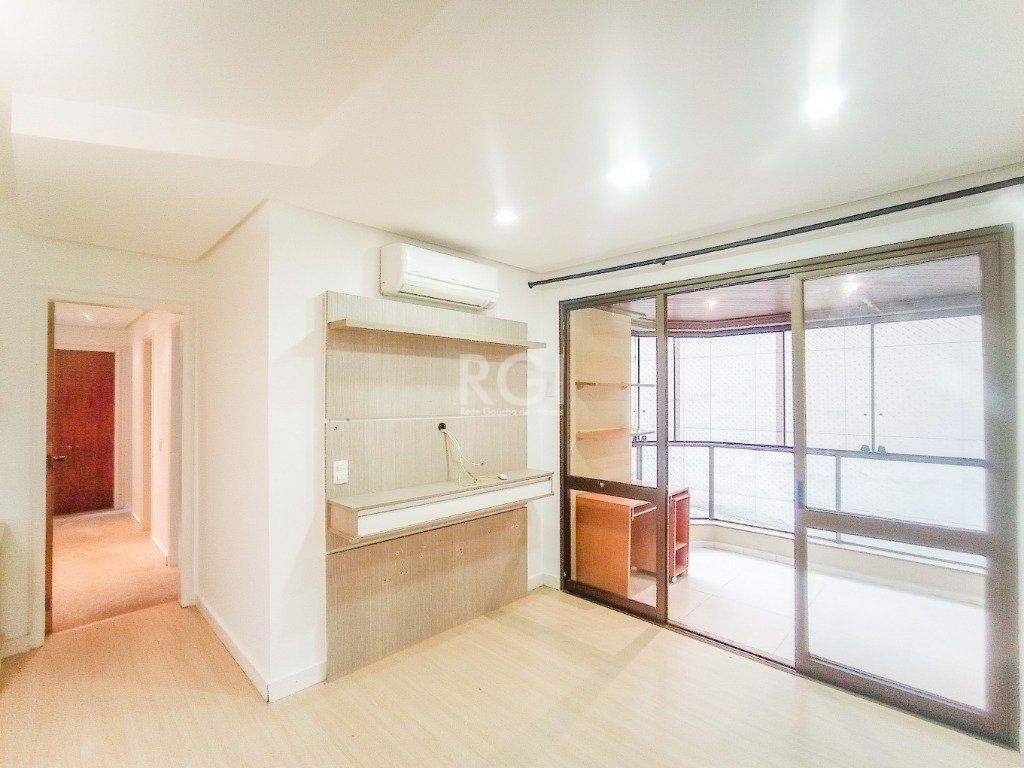 Vende ou aluga  no bairro Menino Deus, com garagem, apartamento de 03 dormitórios, suíte, living 02 ambientes, com sacada e churrasqueira