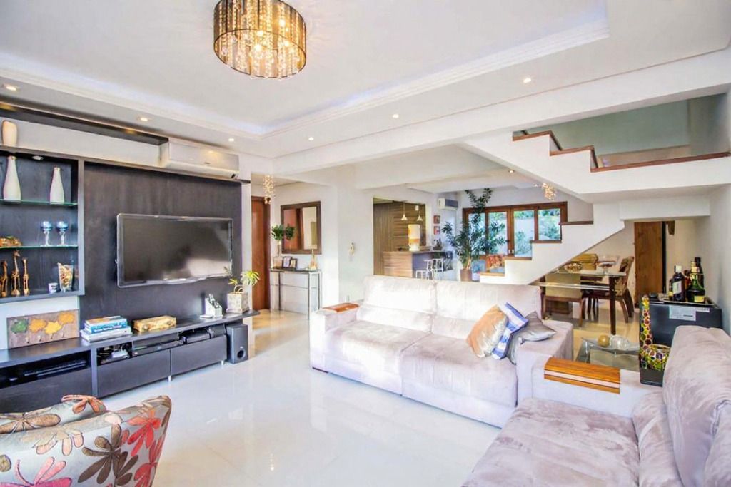 Casa com 3 Dormitórios, Sendo 1 com Closet, Sótão e Pátio em Condomínio