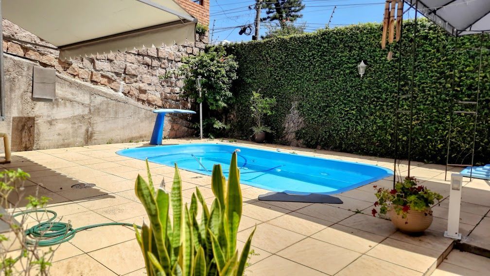 Linda Casa de Esquina com 230 M². Área de Lazer Completa.