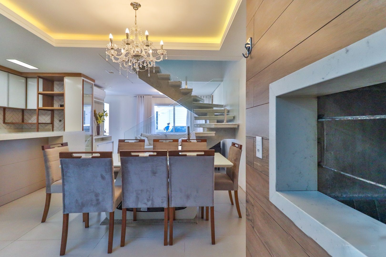 CASA TRIPLEX SEMIMOBILIADA COM 4 SUITES E 2 VAGAS