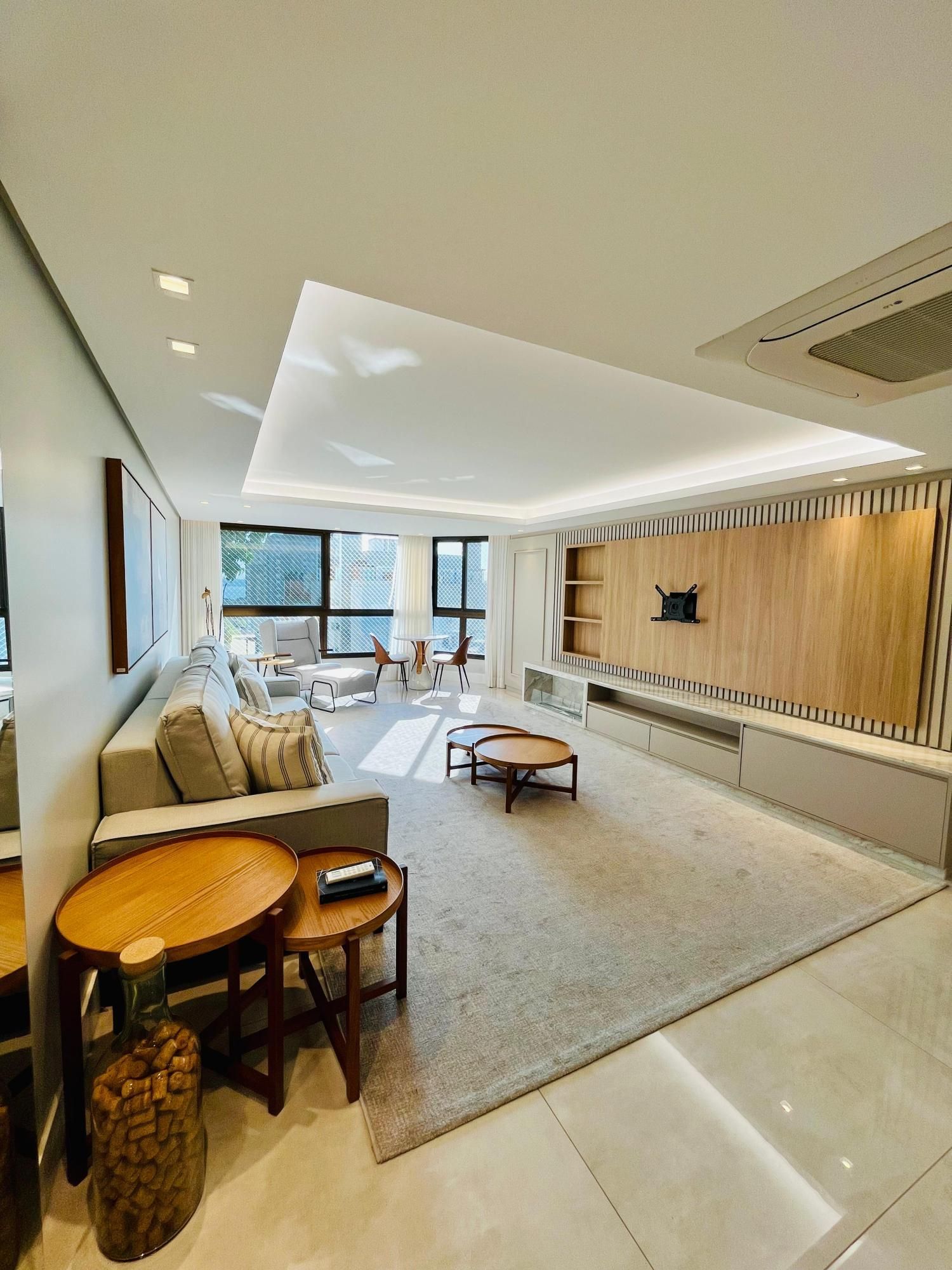 Apartamento de 145m² com projeto de arquiteta e 3 dormitórios no bairro Tristeza