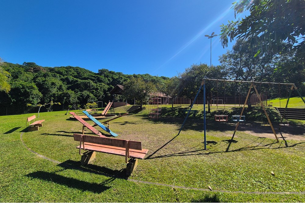Casa de Condomínio à venda com 3 quartos, 231m² - Foto 2