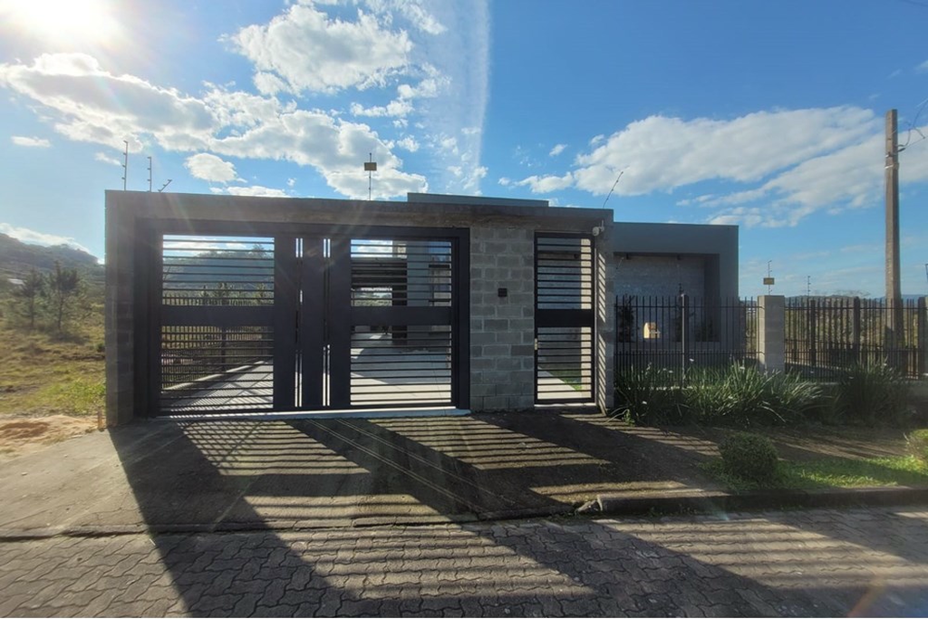 Casa à venda com 3 quartos, 137m² - Foto 1