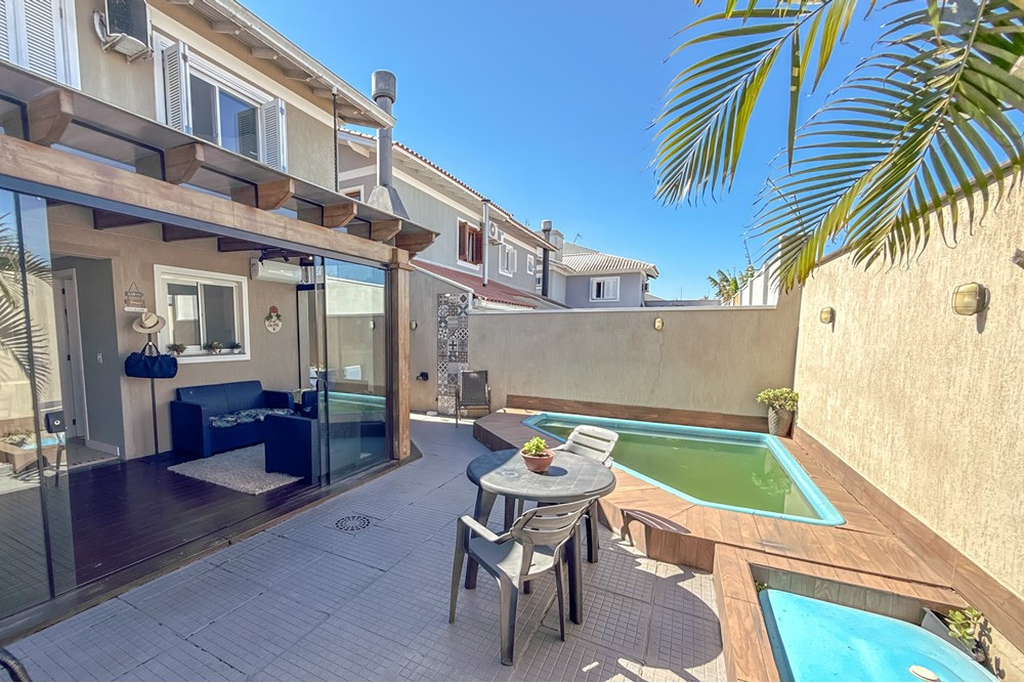 Casa à venda com 3 quartos, 121m² - Foto 1