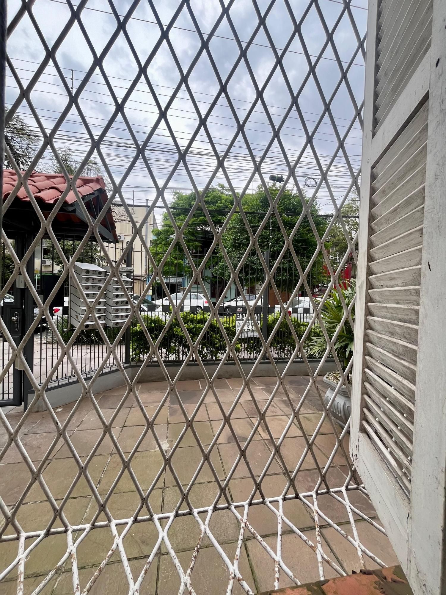 🏡 APARTAMENTO TERREO À VENDA — MENINO DEUS