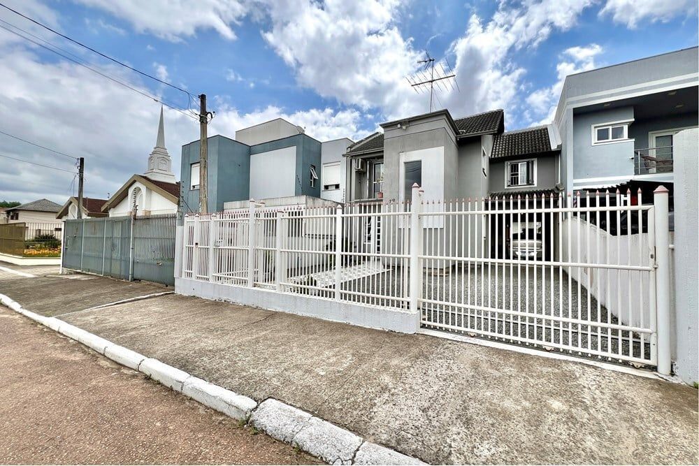 Casa à venda com 4 quartos, 226m² - Foto 1