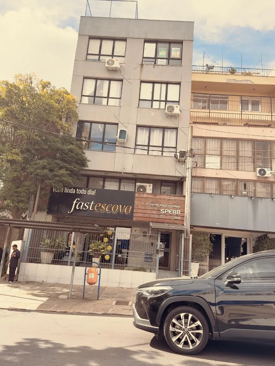 Sala Comercial, 2 dormitórios no bairro Mont Serrat em Porto Alegre para Comprar