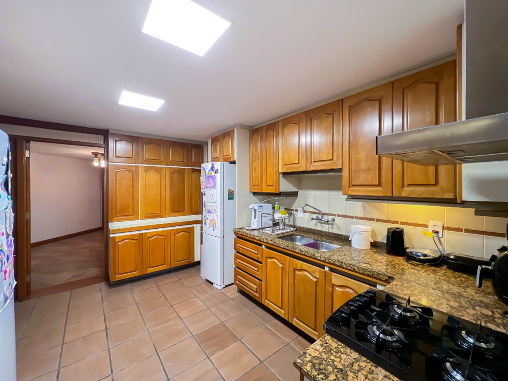 Apartamento à venda com 4 quartos, 277m² - Foto 4