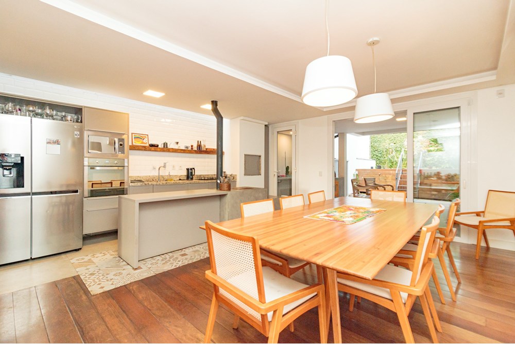 Casa à venda com 4 quartos, 310m² - Foto 1