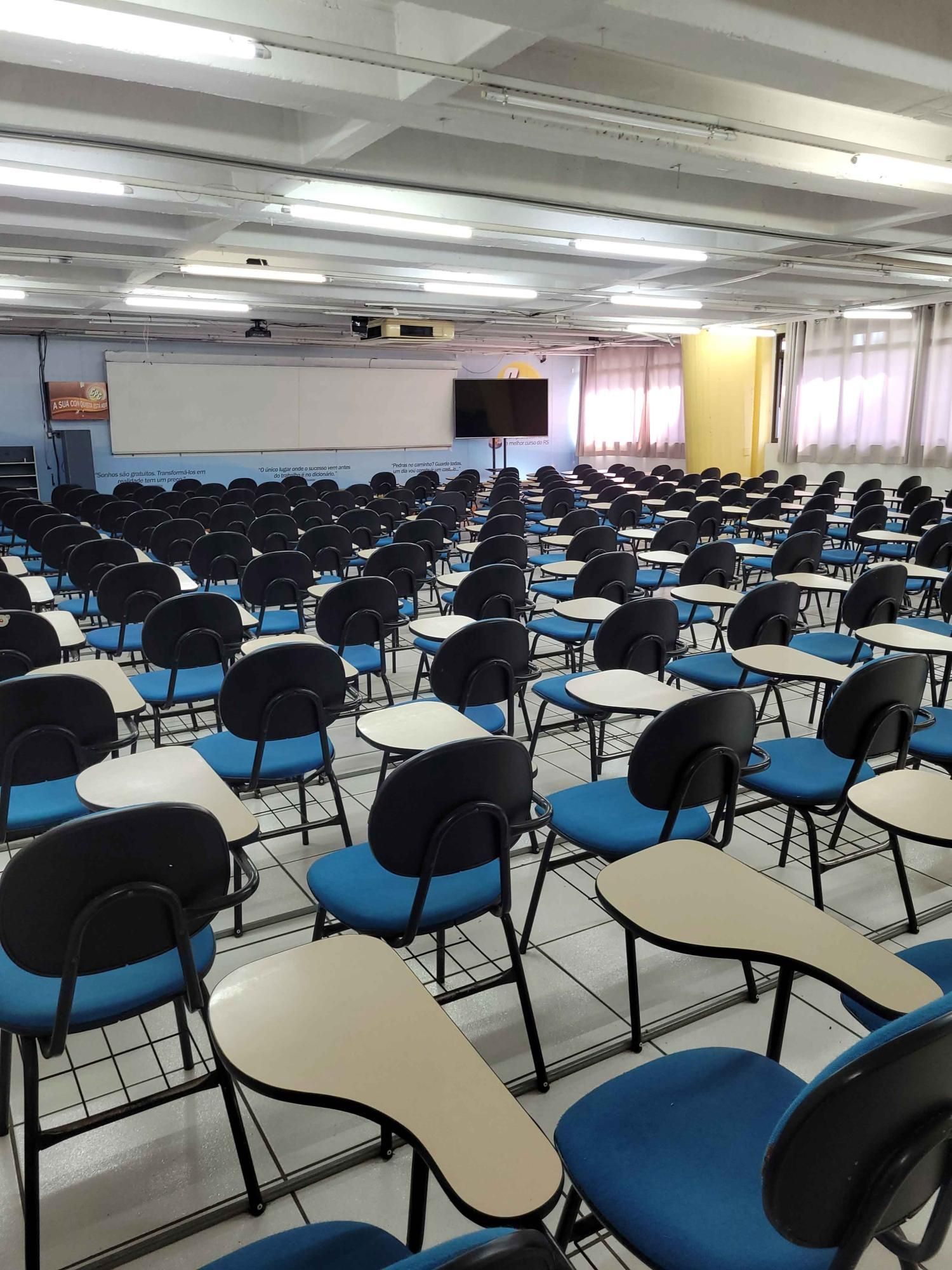 🏙️ Loja térrea para locação na Avenida Farrapos com vaga de estacionamento!