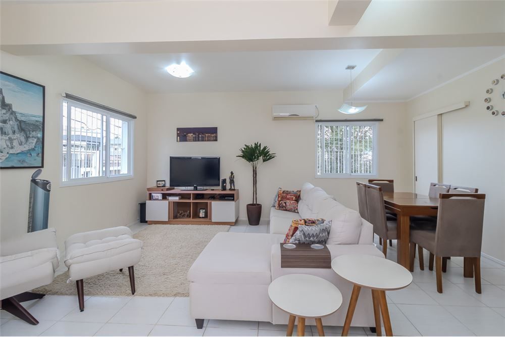 Casa à venda com 3 quartos, 110m² - Foto 1