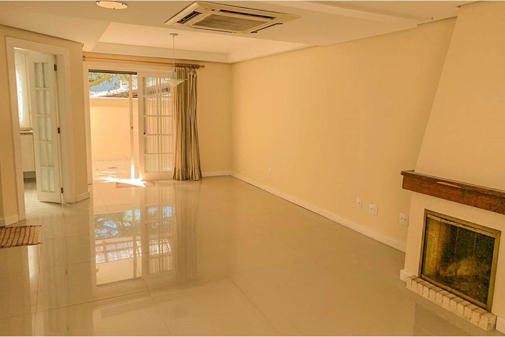 Casa de Condomínio à venda com 3 quartos, 213m² - Foto 1