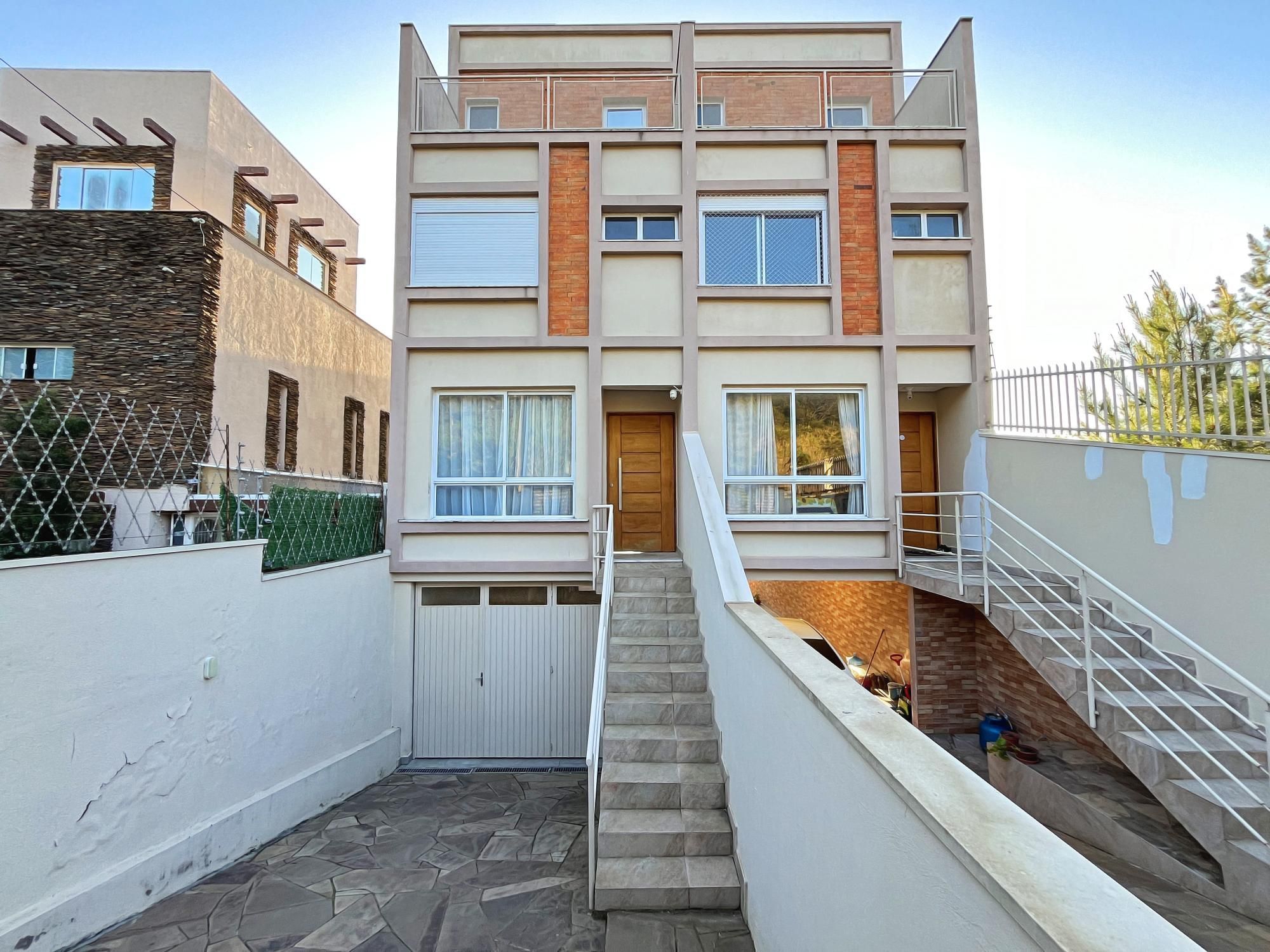 Casa 3 dormitórios no bairro Guarujá