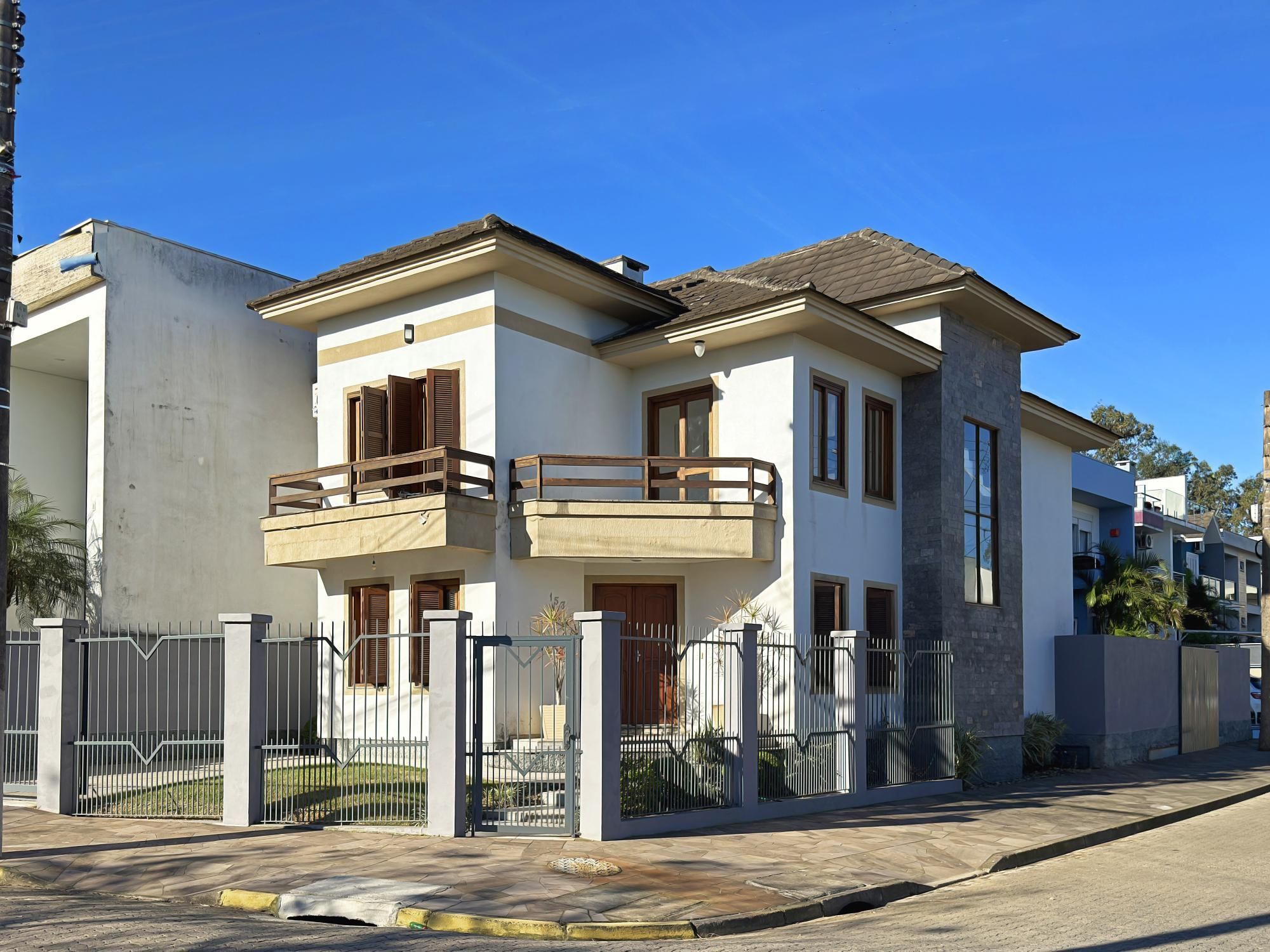 Casa com 221m², 4 dormitórios no bairro Hípica em Porto Alegre para Comprar