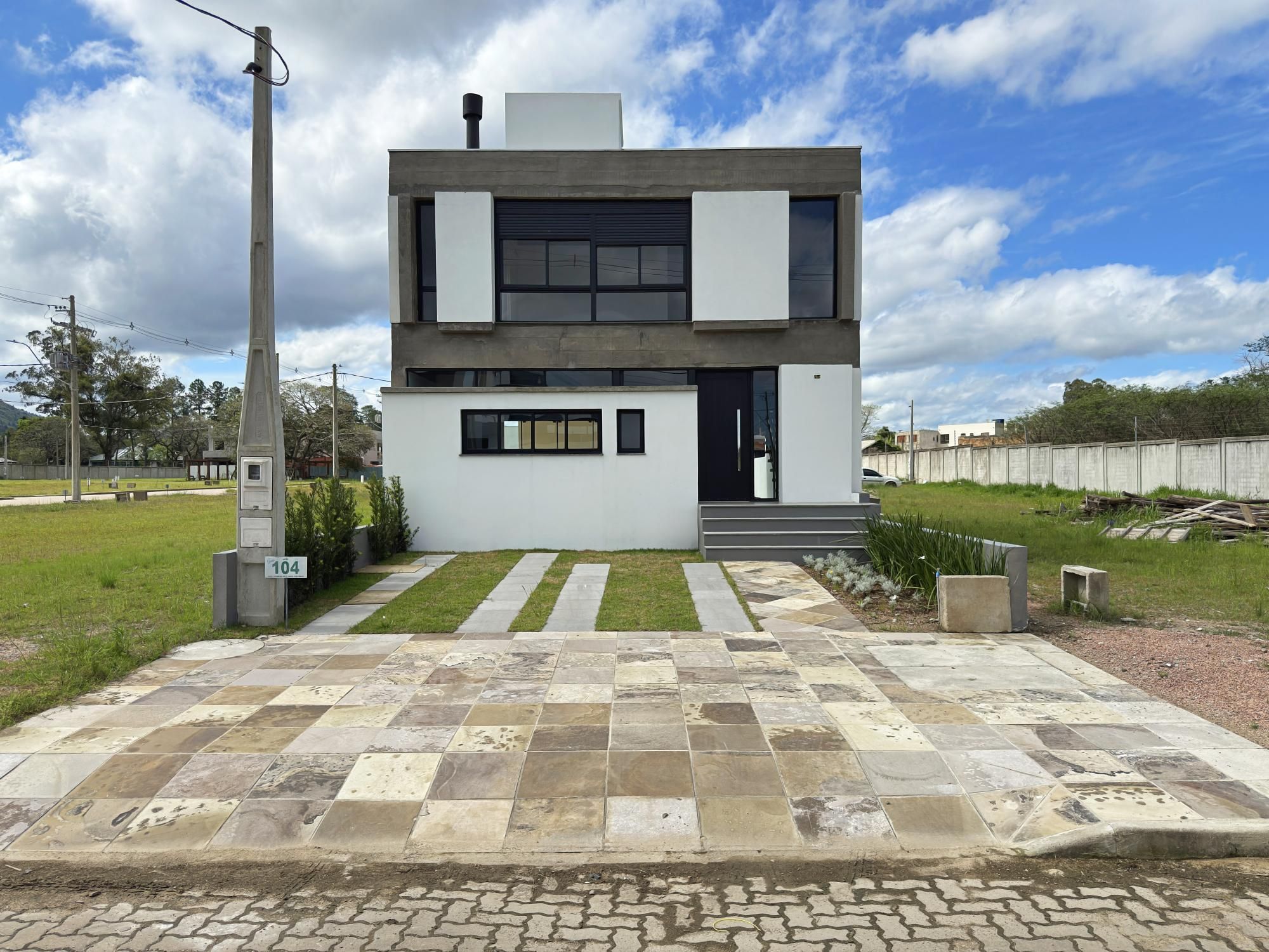 Sobrado em condomínio em Porto Alegre, no bairro Hípica, com 3 dormitórios.