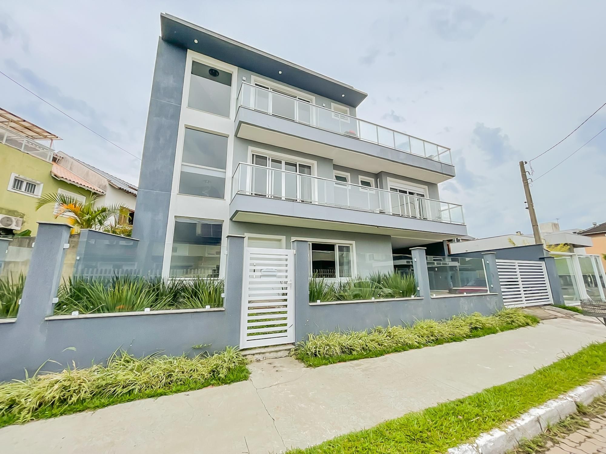 Casa, 3 dormitórios no bairro Hípica em Porto Alegre para Comprar