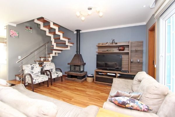 Ótima Casa com 3 dormitórios, semi mobiliada, pátio e vaga para carro.