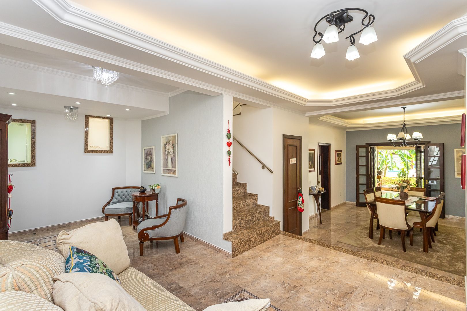 Casa de 272m², 4 dormitórios, 2 suítes e 4 vagas de garagem, no bairro Ipanema, próxima à orla do Guaíba.