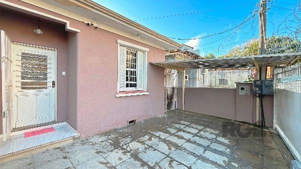 Casa à venda com 82m², 3 quartos, 1 vaga no bairro Medianeira em Porto Alegre