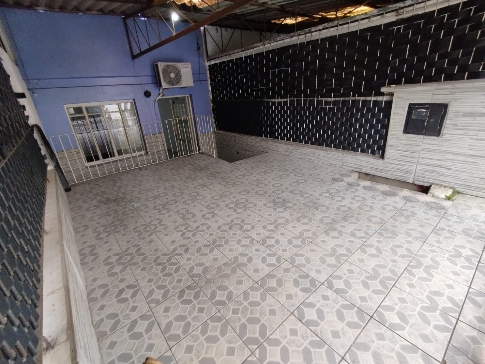 Casa 2 dorm, sala, cozinha, banheiro e área gourmet. Aceita carro no negócio. Não financia.