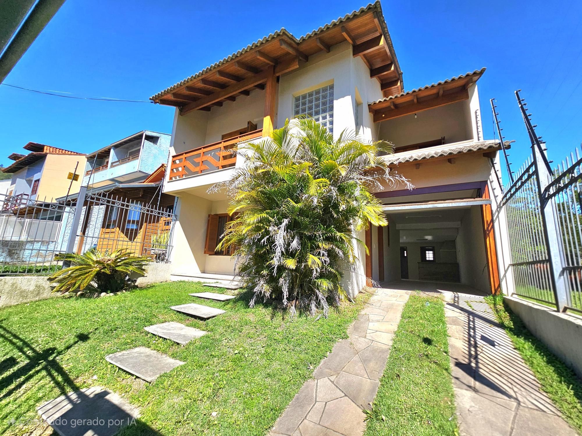 Sobrado 3 dormitórios com lareira, churrasqueira, piscina, 4 vagas garagem com 196,00m² de área construída no bairro Hípica !