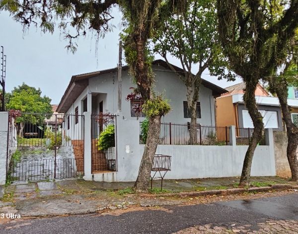 Casa em Porto Alegre, no bairro Tristeza, com 3 dormitório(s), e 3 banheiros, à venda.